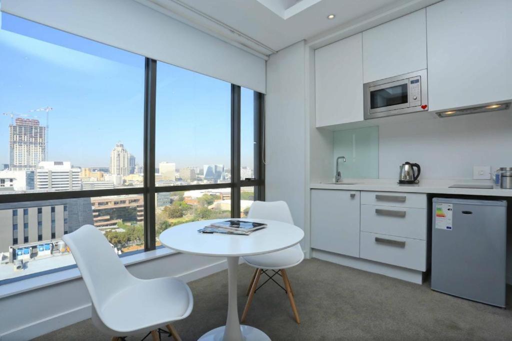 Sandton Skye Apartment *