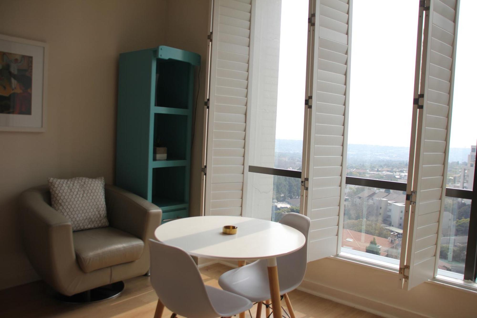 Sandton Skye Apartment *